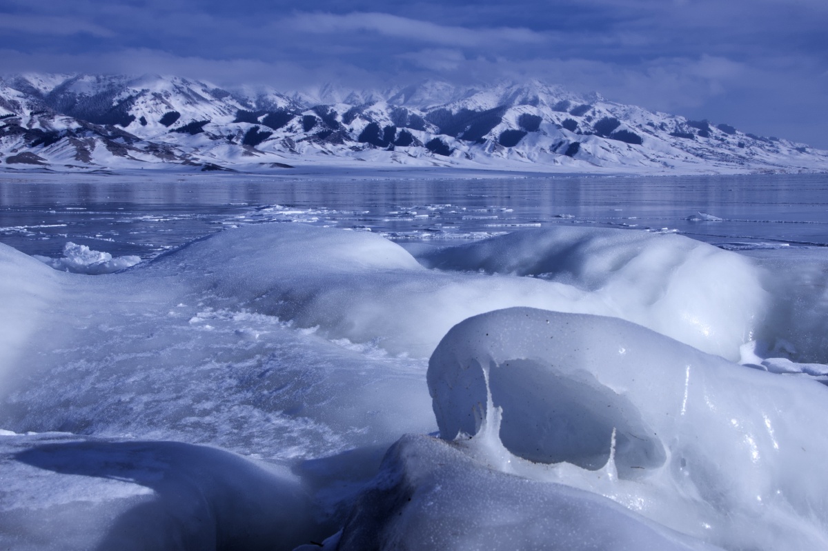 冰鲨啸天冬日的赛里木湖冰凌奇观哈哈