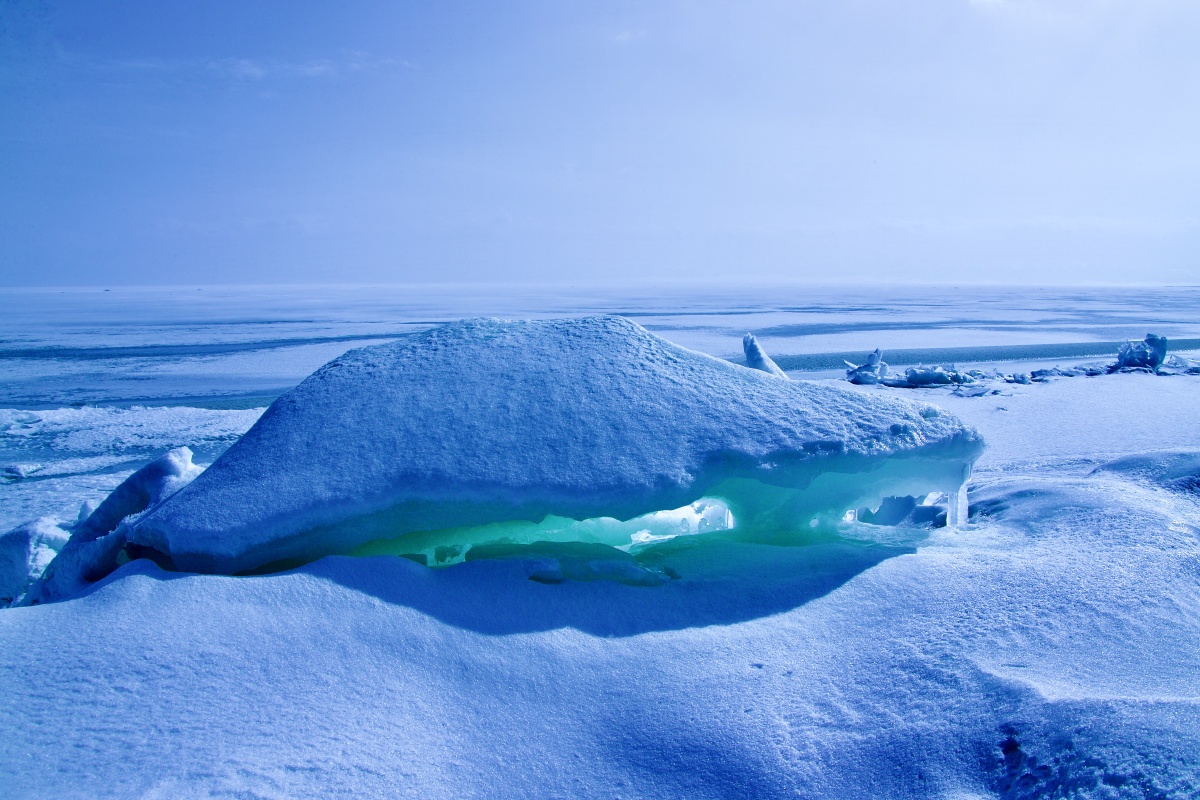 冰兽出海赛里木湖的冬天