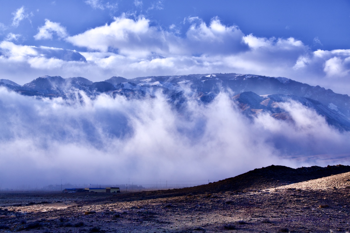 云雾弥漫温泉河谷的清晨