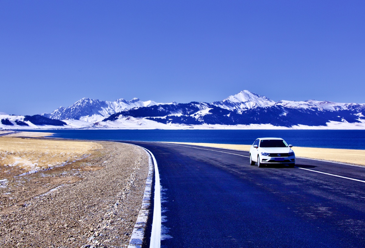 宽敞的环湖公路十月的赛里木湖驾车旅游美景尽览心中哈哈
