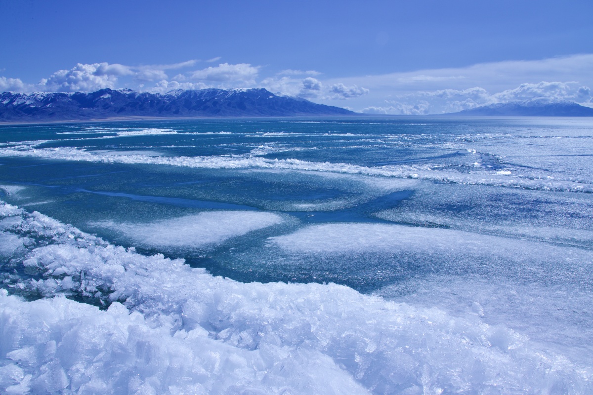 冰雪消融奇观赛里木湖的春天