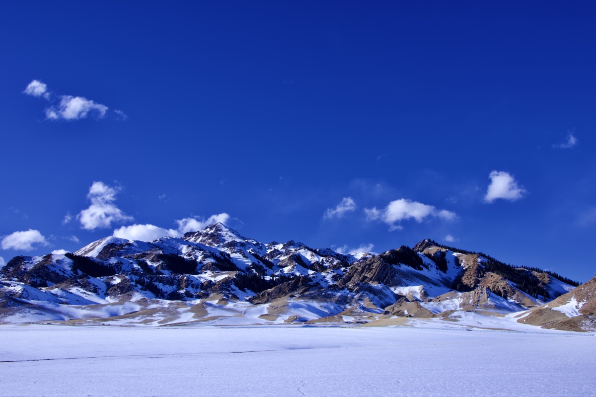 蔚蓝的天空赛里木湖天空蔚蓝干净清爽