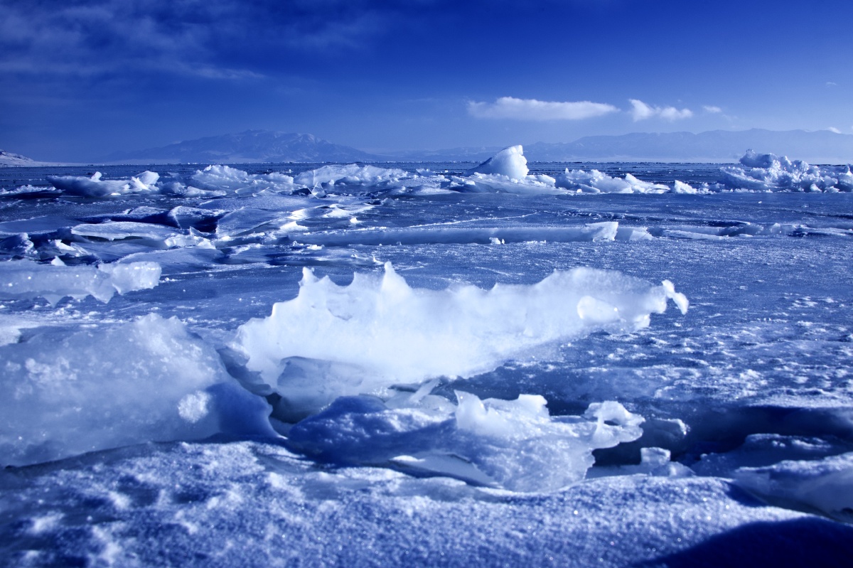 冰凌奇观赛里木湖的冬天