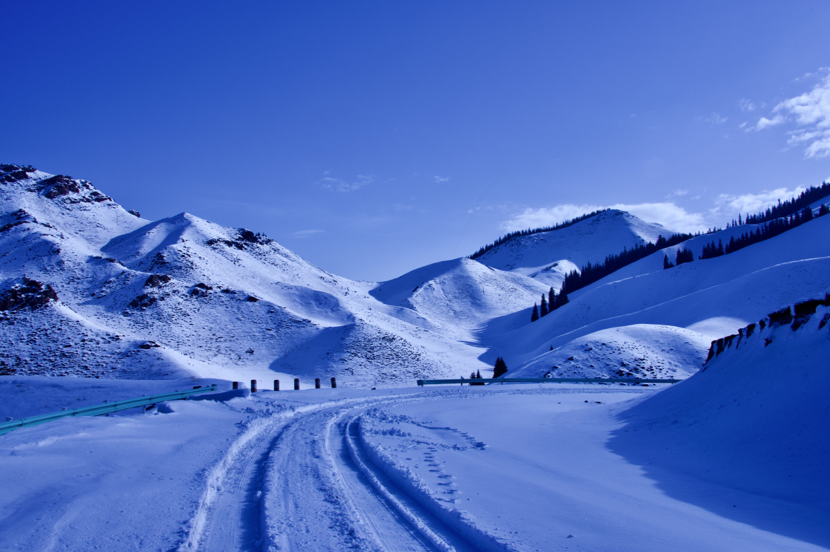 雪域高原 四月初的一场暴雪过后,群山连绵起伏,非常壮观美丽,哈哈