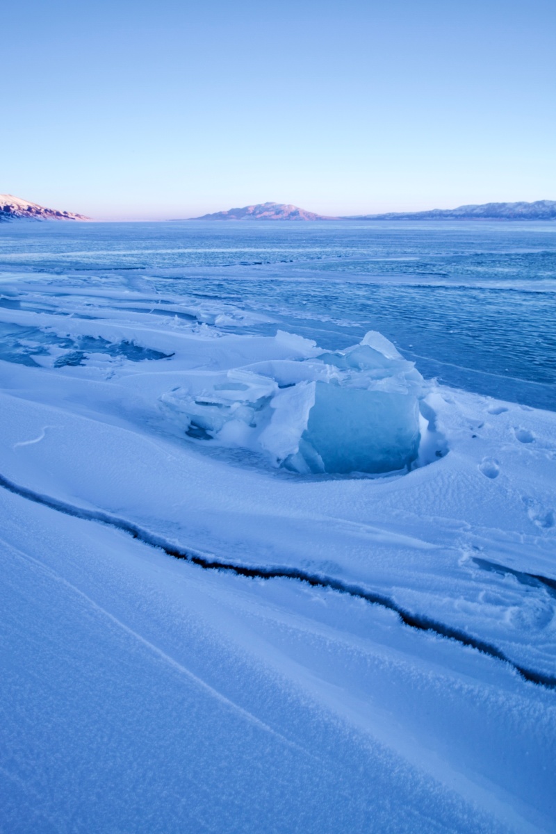 冰雪覆盖的赛里木湖