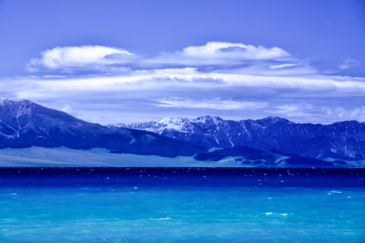 多彩的赛里木湖微风吹拂的赛里木湖湖水呈现出不同的色彩十分迷人哈哈