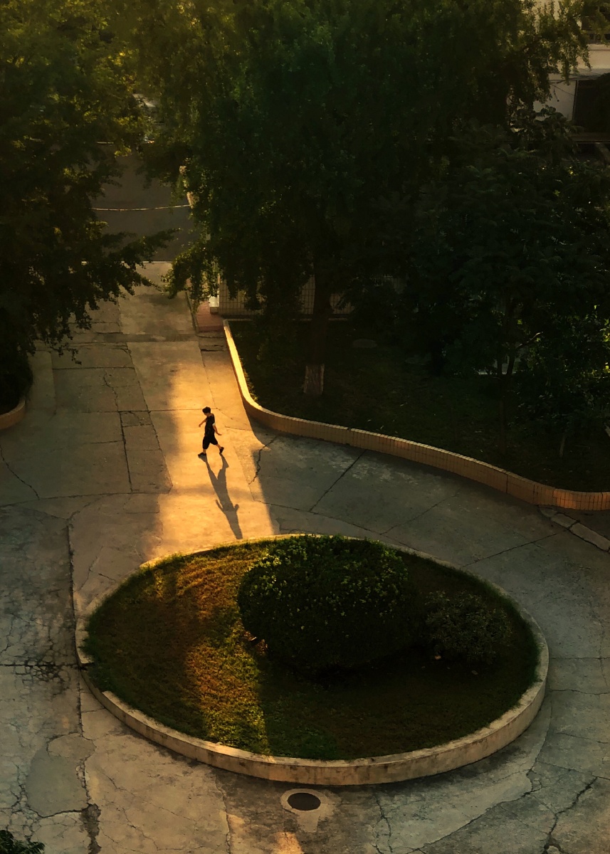 金色的阳光照射在早上运动的人身上