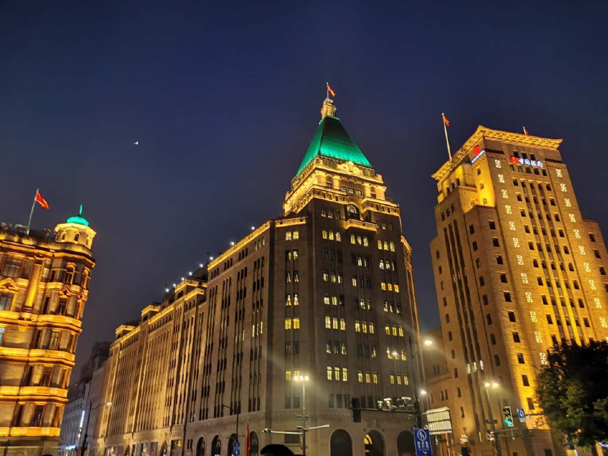 上海之夜是一个非常美丽的城市不仅有着繁荣的末影到了晚上还有上海