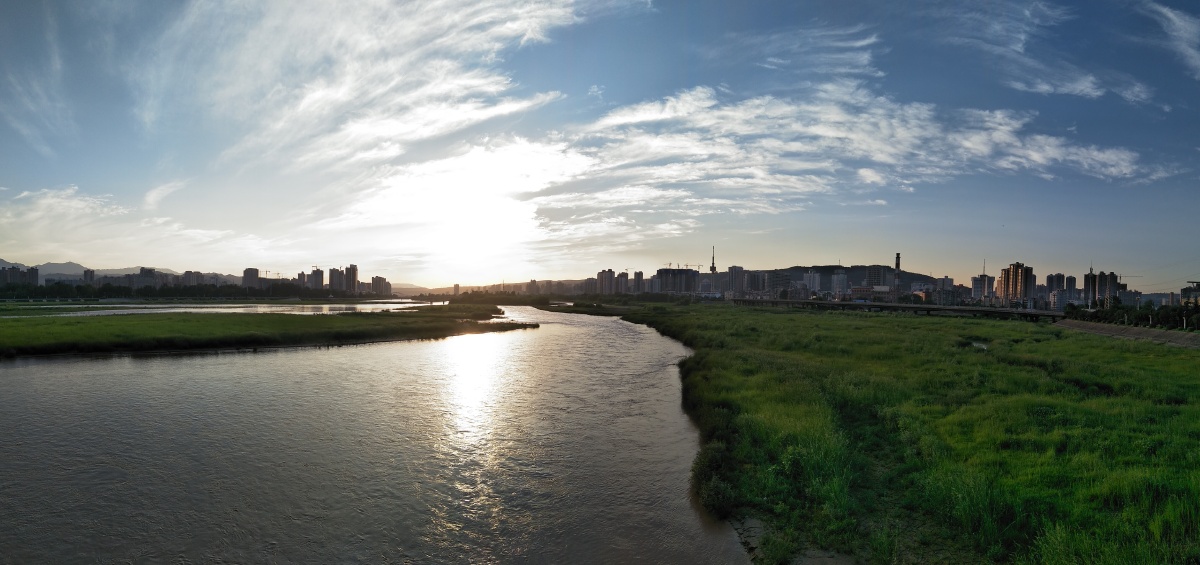 下午的太阳,虽不即早上的明媚,中午的强烈,但能给人一种荒凉的美感.
