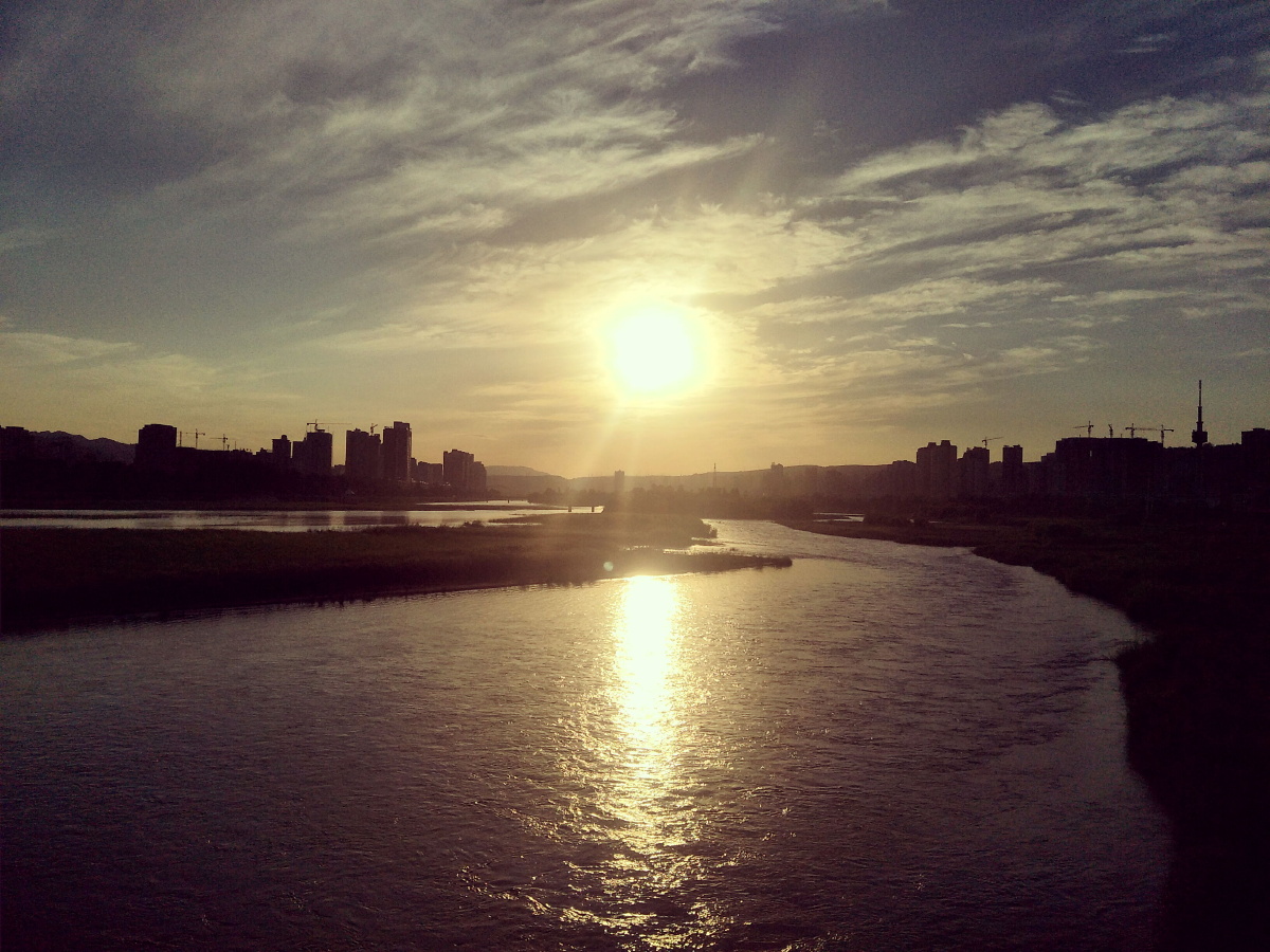 下午的太阳,虽不即早上的明媚,中午的强烈,但能给人一种荒凉的美感.