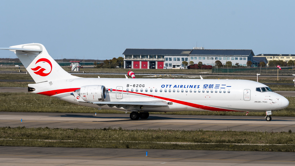 国产大飞机arj21投入民航使用
