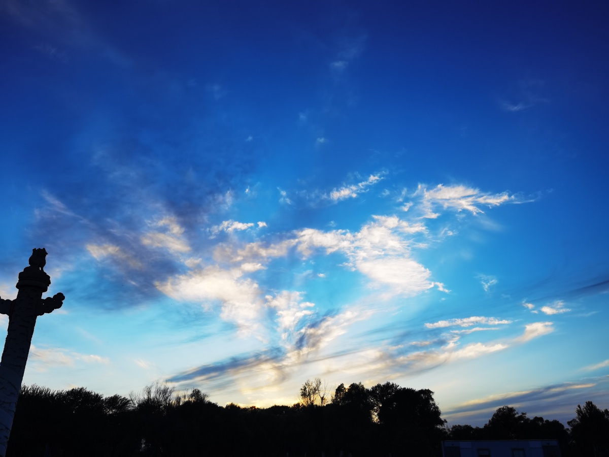 天上冻云弥漫片片如鱼鳞模样