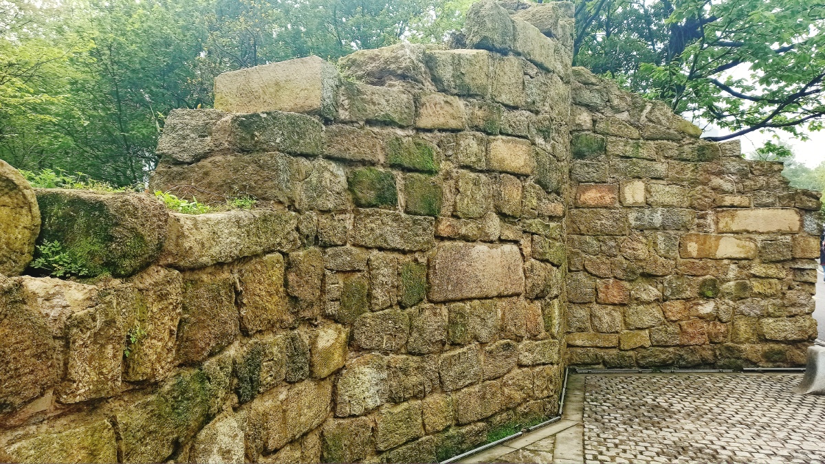 长沙岳麓山古炮台红枫