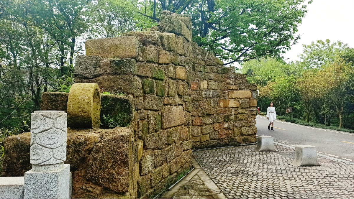 长沙岳麓山古炮台红枫