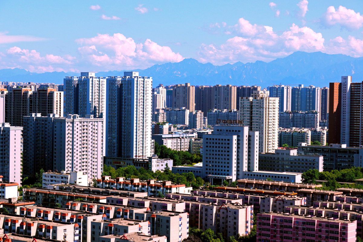 西安市雁塔区电子正街 夏天来了,你喜欢远处的秦岭山么?