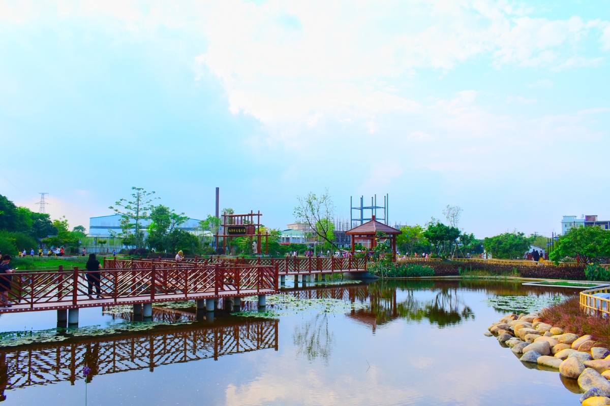 夏天的乡村很美,站在桥边的你也是!