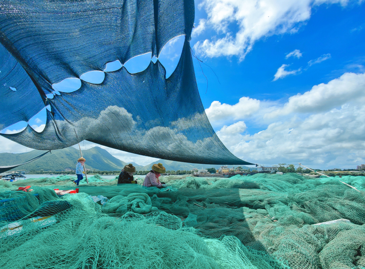 忙着织网的渔民