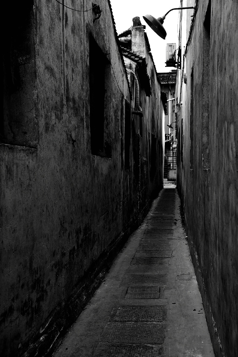 1/128这个巷子有故事弄堂窄黑白街道还没有人打赏,快来当第一个打赏的
