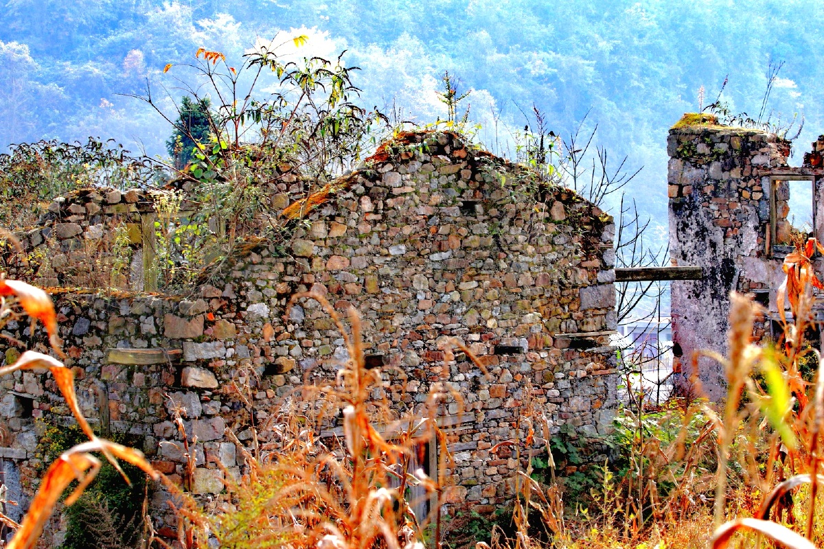 荒村残墙