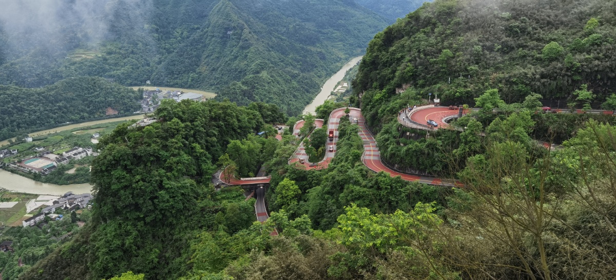 矮寨天路十三道湾矮寨盘山公路为国道319干线旧称湘川公路公路奇观自