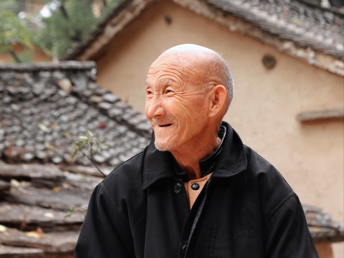 快乐的孤寡老人山西平顺县石城镇苇水村遇见一位慈祥