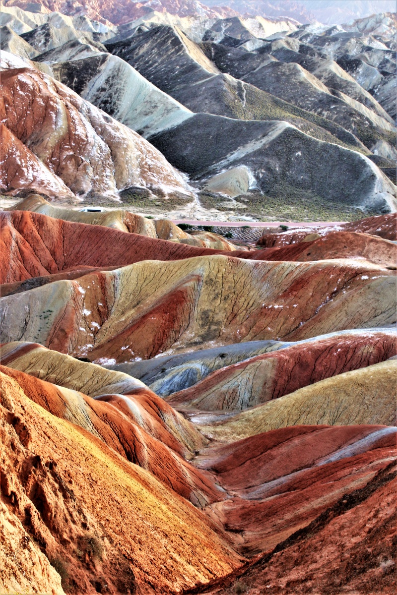 站在张掖彩色丹霞地貌的观景平台