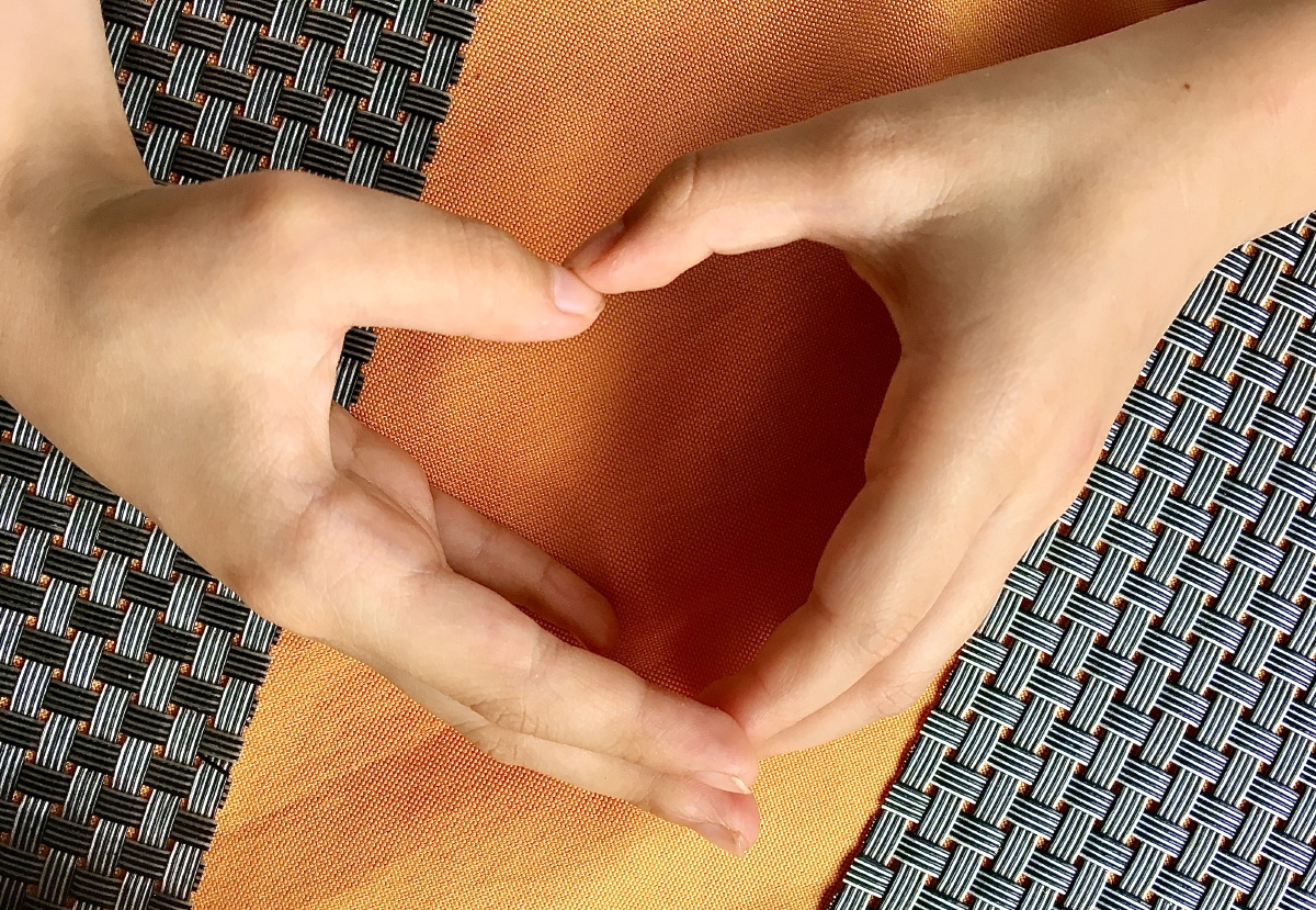 手机拍摄她们她和她是好朋友一人一只小手用手为媒表达爱