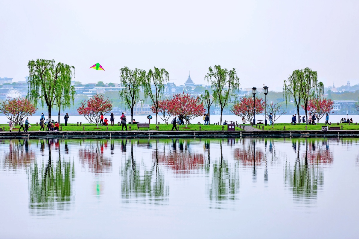 最爱湖东行不足绿杨阴里白沙堤