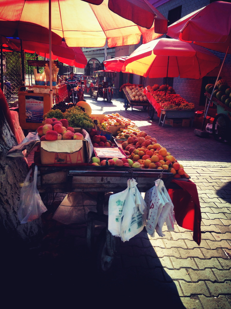 伊犁哈萨克自治州喀赞其民俗旅游区水果一条街