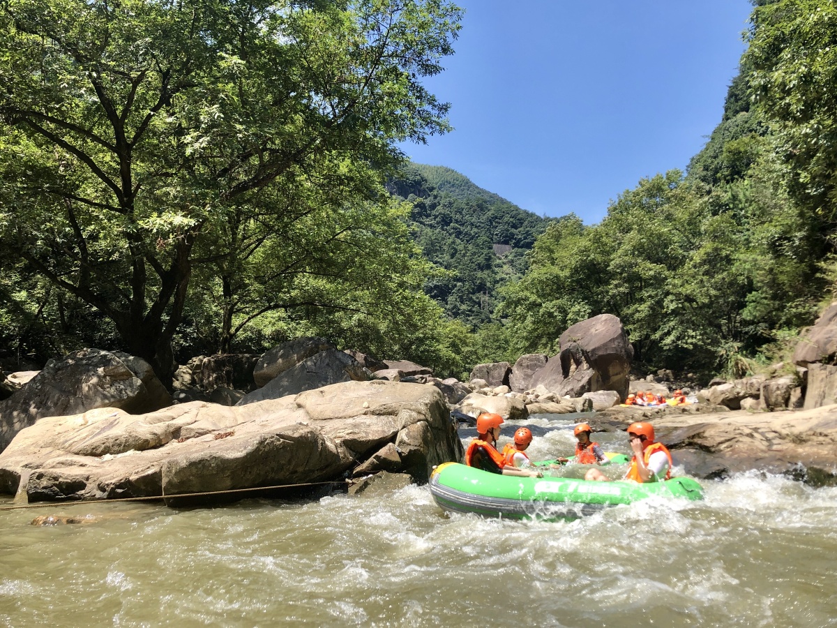 浙江桐庐雅鲁漂流据说是浙江最好玩的漂流
