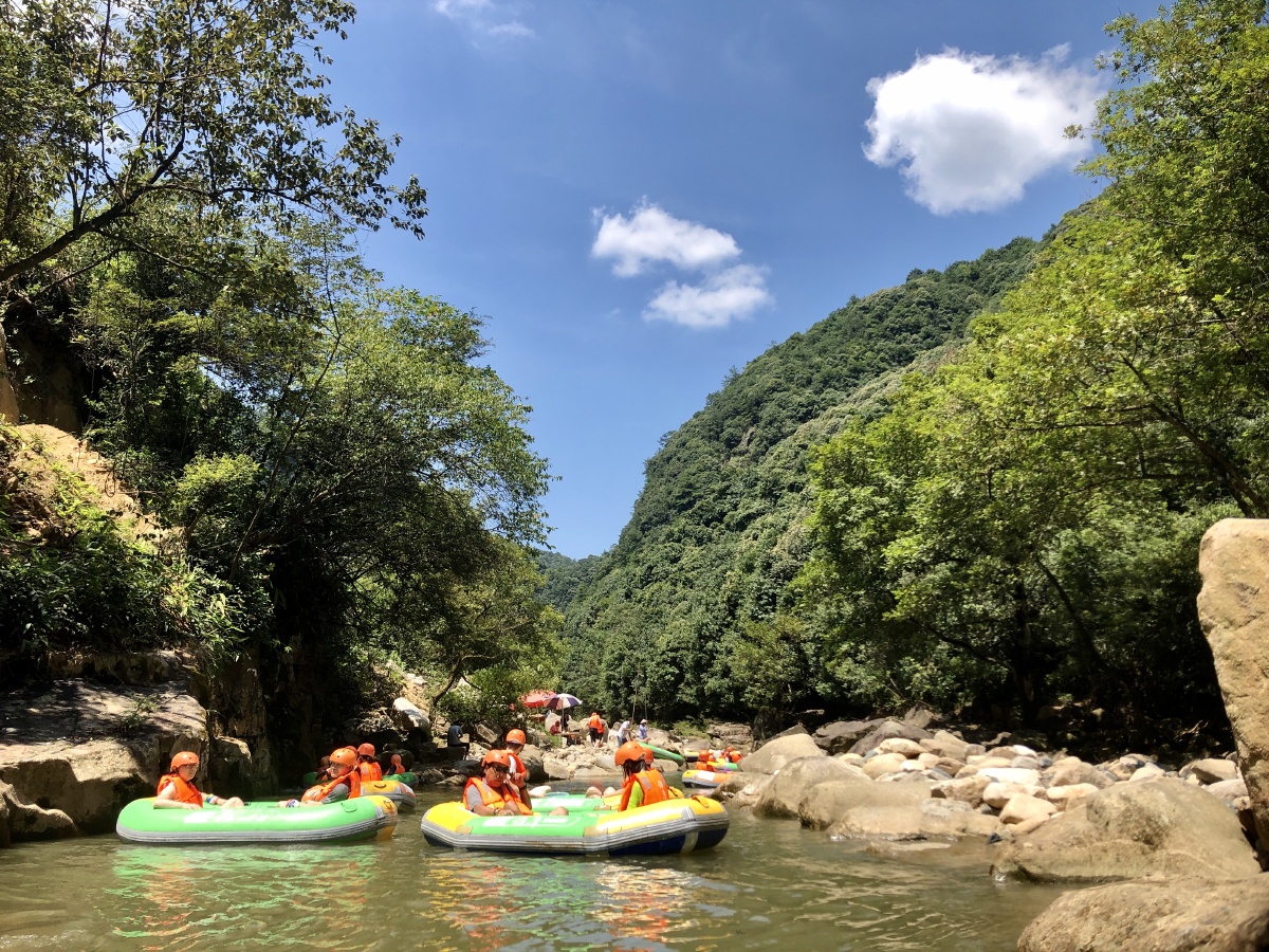浙江桐庐雅鲁漂流据说是浙江最好玩的漂流