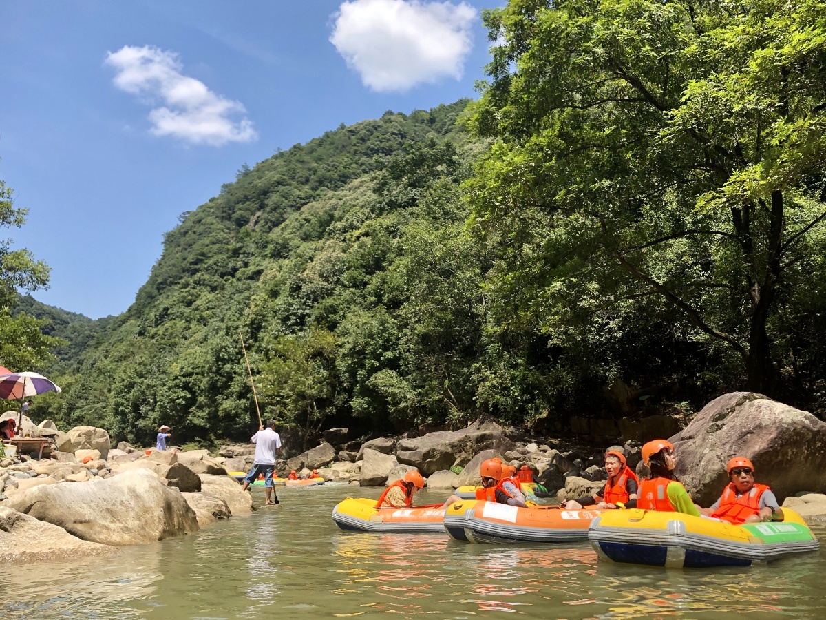 浙江桐庐雅鲁漂流据说是浙江最好玩的漂流