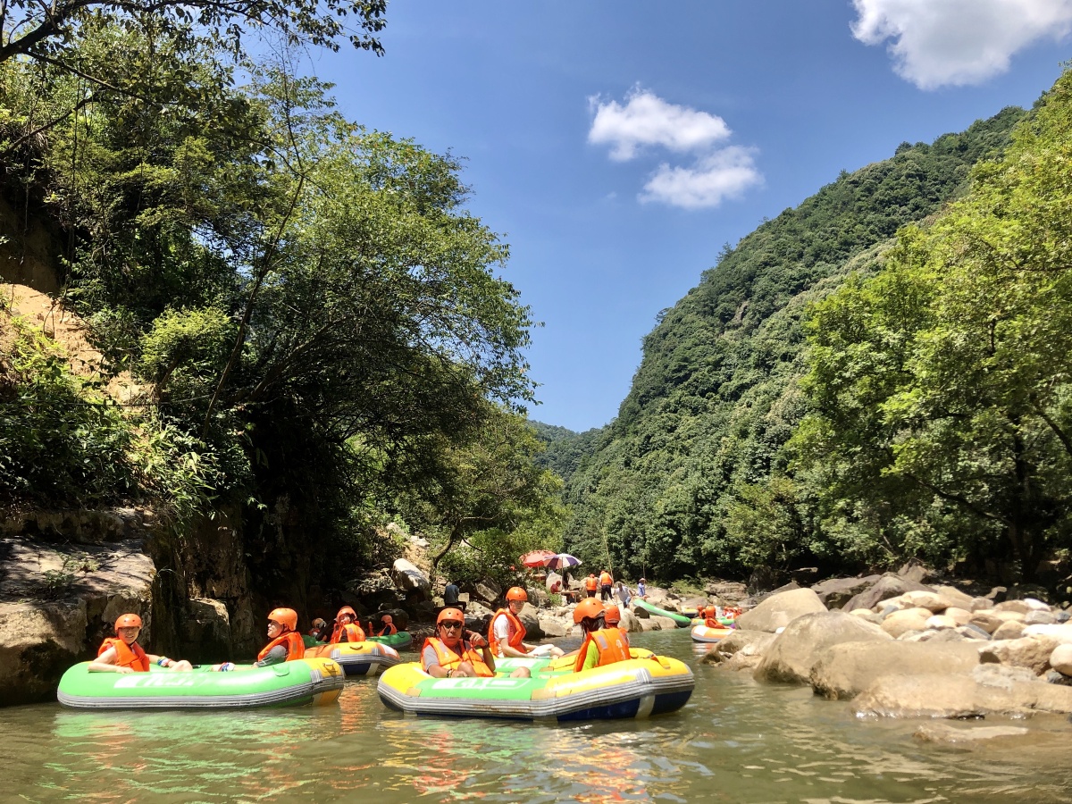 浙江桐庐雅鲁漂流据说是浙江最好玩的漂流