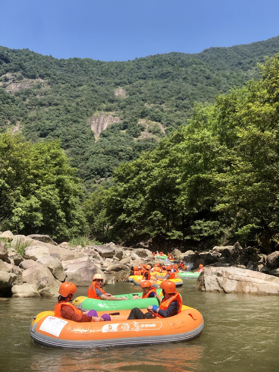 浙江桐庐雅鲁漂流据说是浙江最好玩的漂流