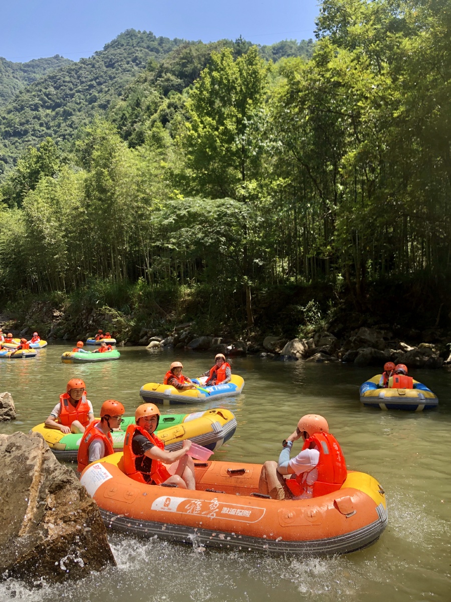 浙江桐庐雅鲁漂流据说是浙江最好玩的漂流