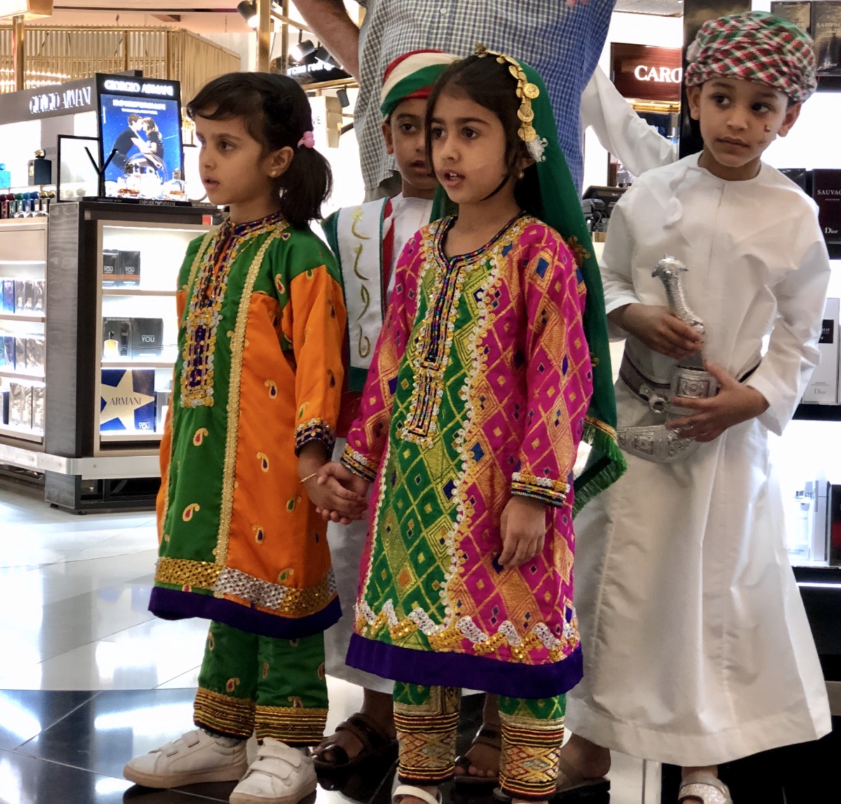 阿曼机场小朋友