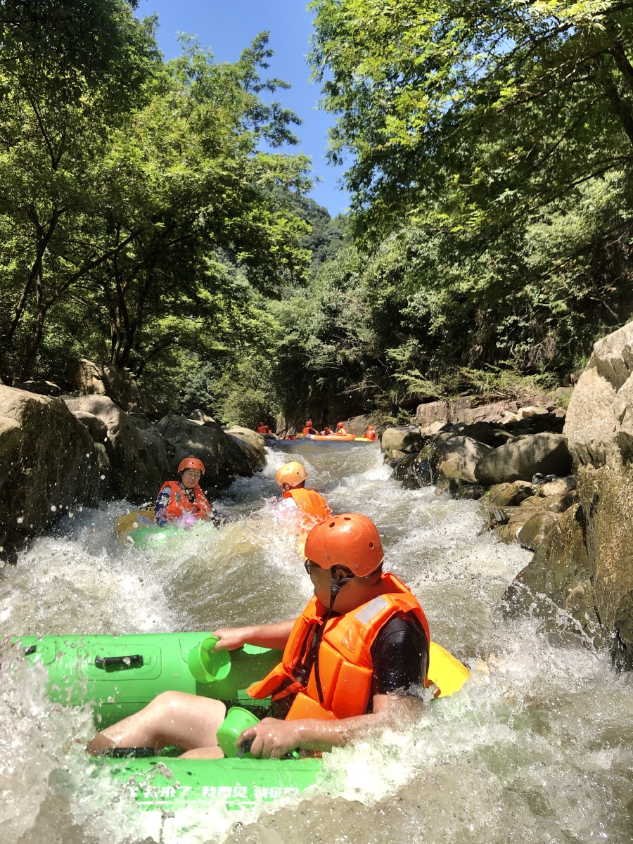 浙江桐庐雅鲁漂流据说是浙江最好玩的漂流