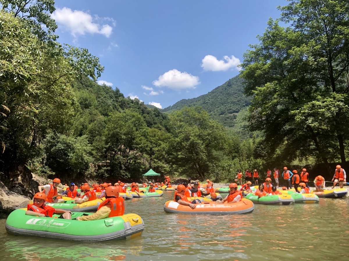 浙江桐庐雅鲁漂流据说是浙江最好玩的漂流