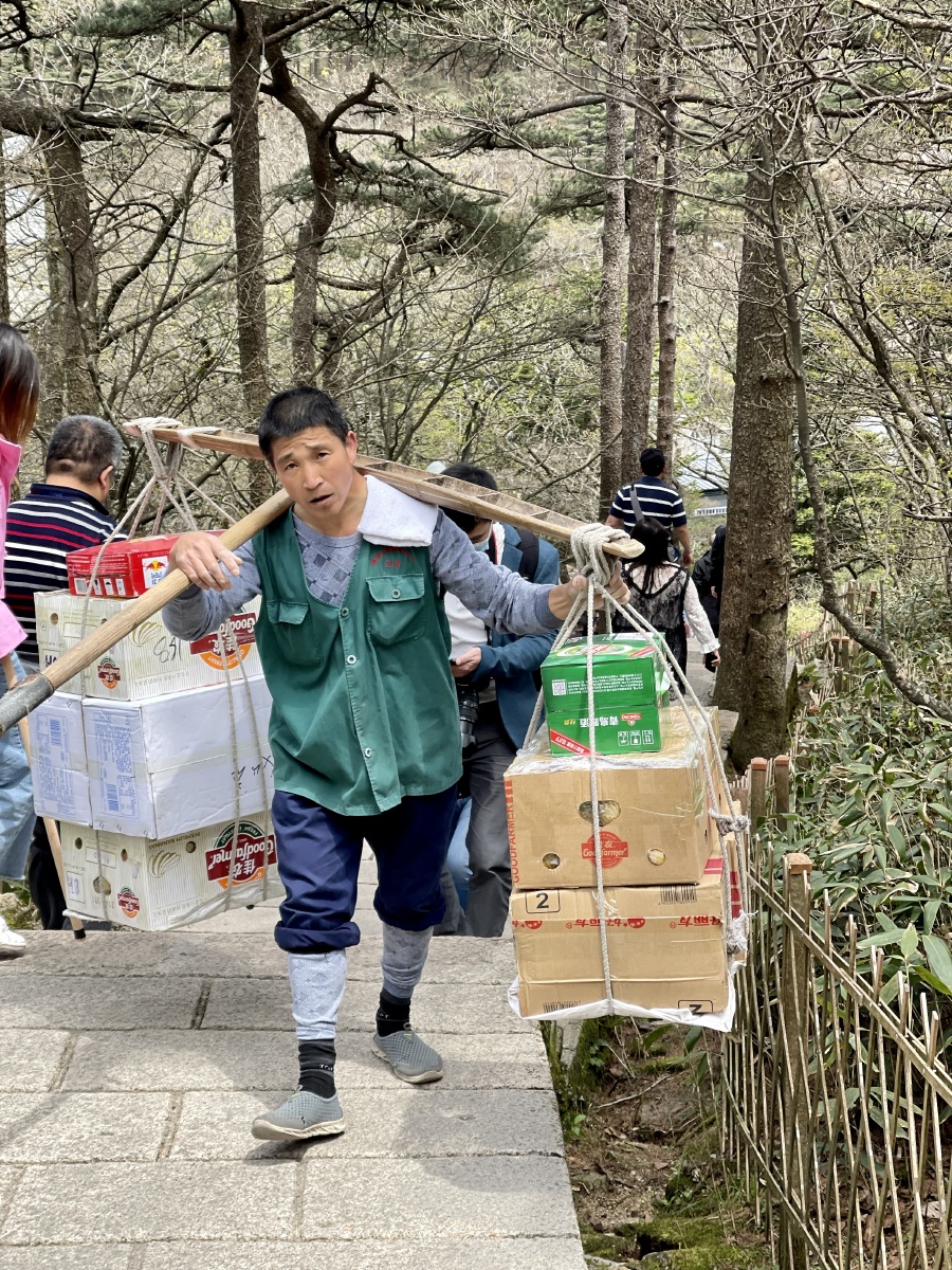 黄山挑山工