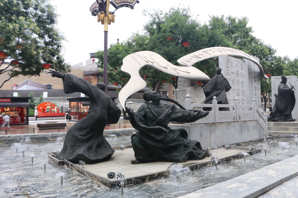 长安一片月,万户捣衣声. 秋风吹不尽,总是玉关情. 何日平胡虏,良人罢