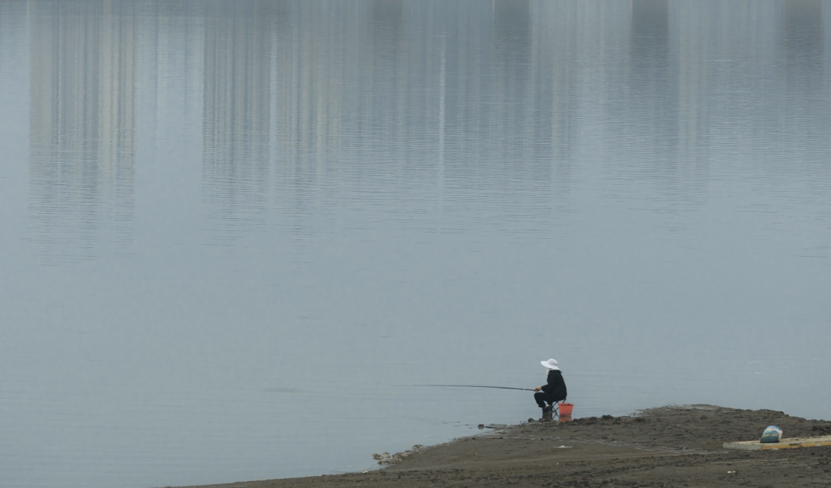 江边垂钓