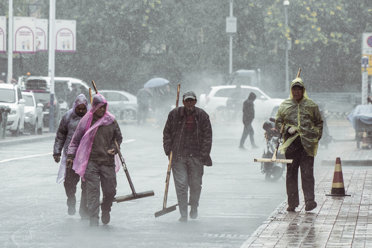 风雪交加,工人没有停止施工.