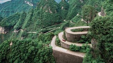天门山盘上公路