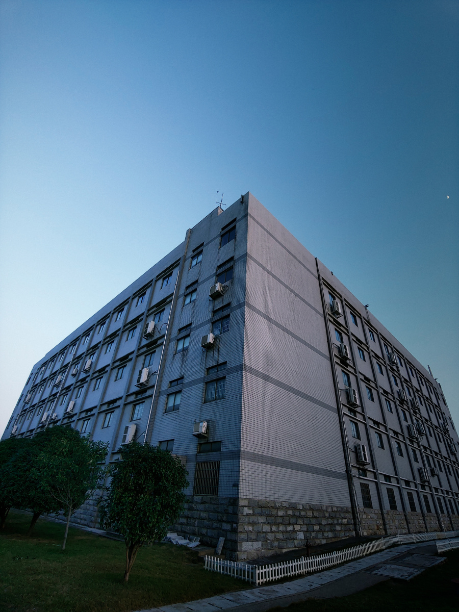 湖南工商大学北津学院用手机拍摄大多数只是调整色温并没有太多后期