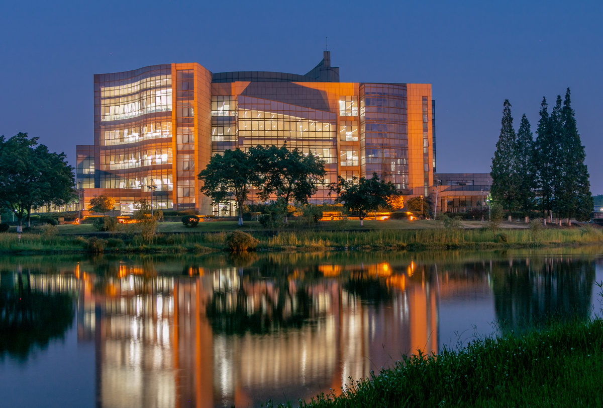 疫情过后,四川大学江安校区的图书馆又重新开馆,亮灯了.林深海蓝关注