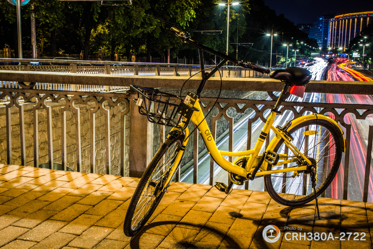 是日与友人夜骑,就顺带拍了一下这个小黄车