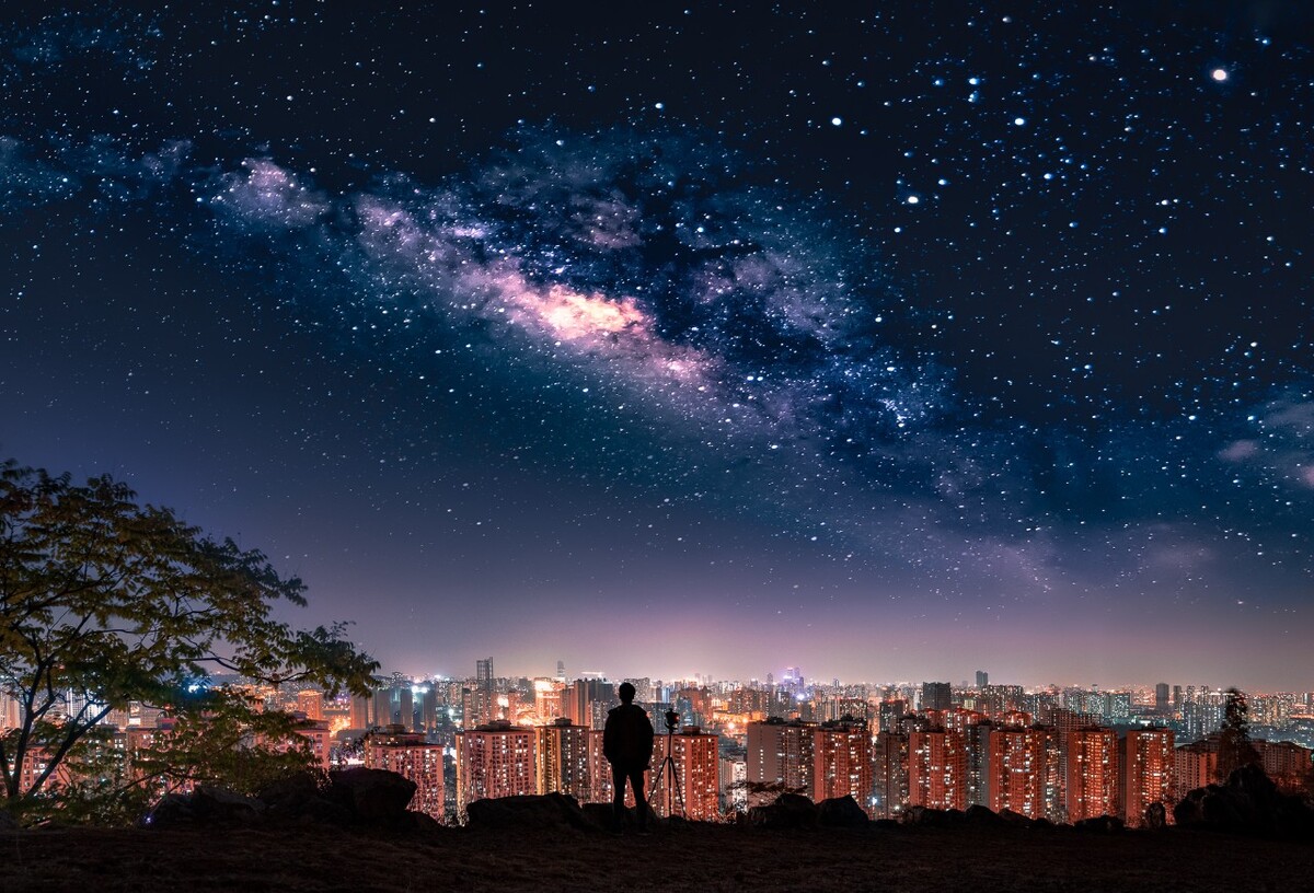 昆明城的夜景<br />
昆明城边有玉案山，山与城仅隔一条马路，临山观城<br />
<br />
适马14－24 2.8