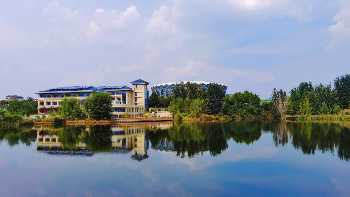 清晨大学的风景宁静安详