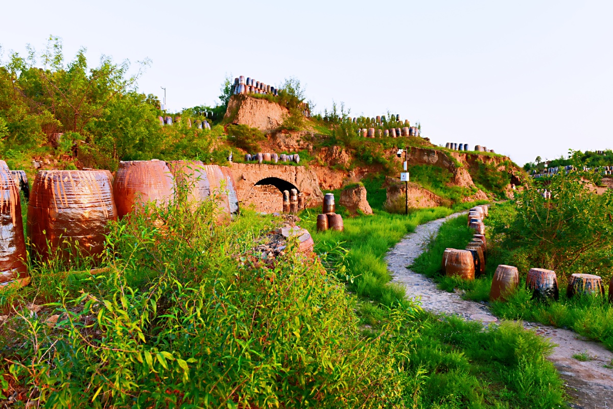 尧 头 窑 尧头窑地处渭北黄土台塬东部,澄城县西南,洛水之滨,是我国