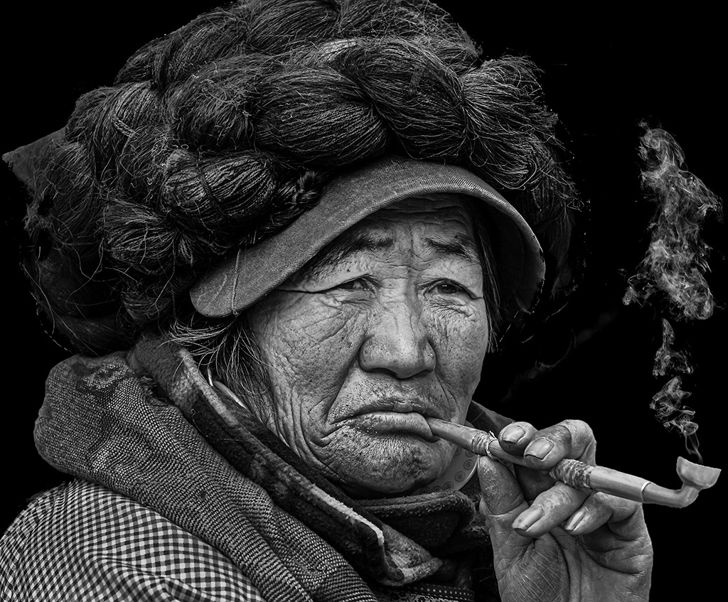 抽烟袋的老太太